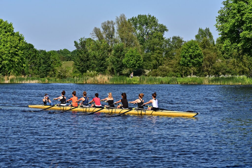 Equipo de mujeres en una canoa Equipo de mujeres en una canoa